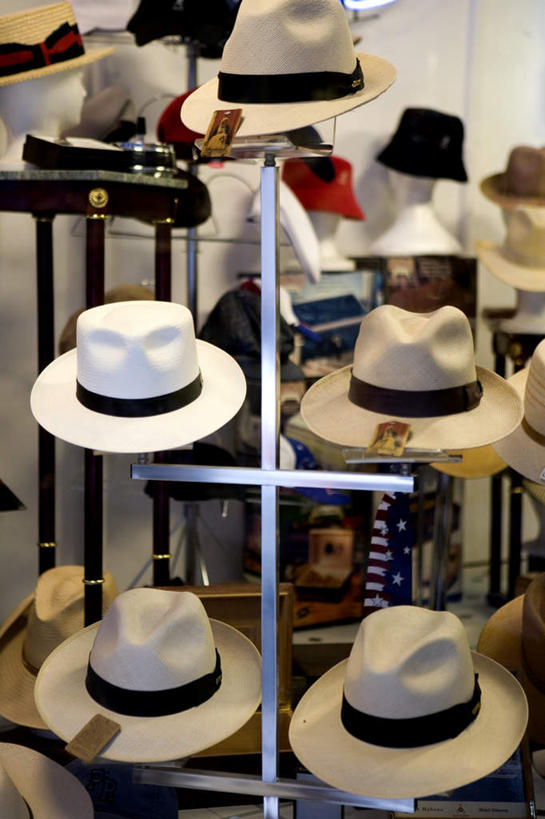 无人,商店,竖图,俯视,室外,特写,白天,购物,消费,超市,旗帜,国旗,帽子,金属制品,一排,许多,阴影,整齐,光线,金属,影子,墙,架子,墙壁,墙面,排列,阳光,遮阳帽,金融,百货,服装店,队列,选购,贸易,百货公司,服饰店,血拼,旗,彩图,高角度拍摄,购物商场,购物中心,商业中心