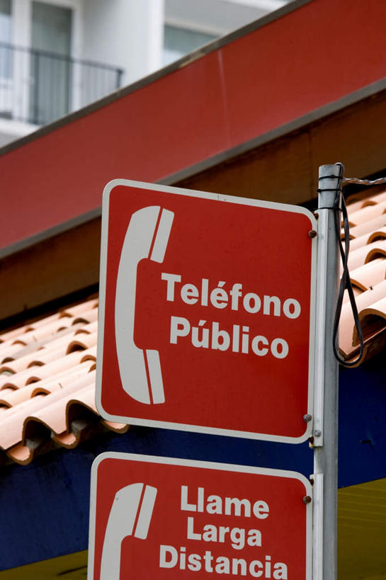 无人,家,打电话,竖图,室外,特写,白天,仰视,指示牌,电话,阴影,光线,标志,瓦片,文字,影子,房屋,屋檐,屋子,通讯设备,标识,楼房,电话亭,檐,住宅,红色,阳光,交流,沟通,通话,彩图,低角度拍摄,房子