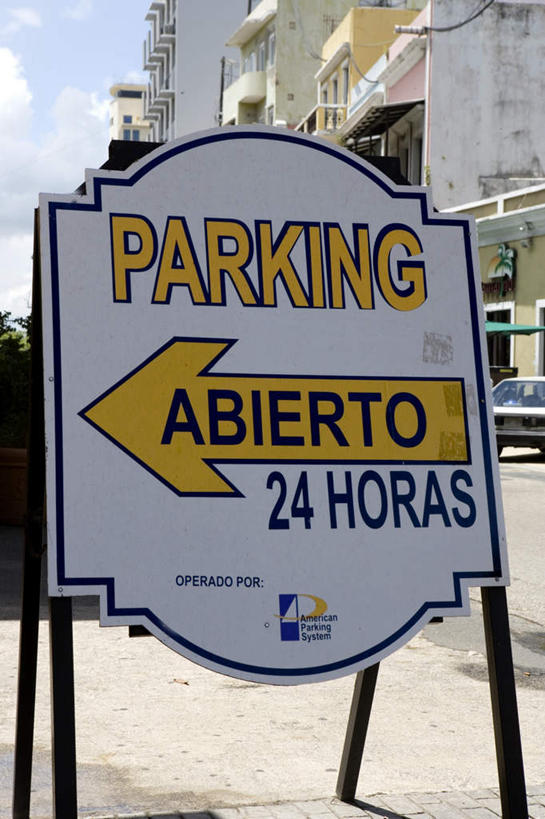 无人,家,竖图,室外,特写,白天,正面,植物,指示牌,汽车,阴影,光线,英文,标志,路标,文字,影子,字符,字母,房屋,屋子,方向,标识,楼房,箭头,住宅,车,树,树木,黄色,蓝色,绿色,蓝天,天空,阳光,自然,交通工具,轿车,天,生长,成长,英文字母,指向,载具,簇,彩图,房子