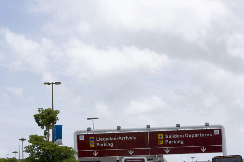 无人,横图,室外,白天,仰视,植物,路灯,指示牌,照明,阴影,光线,英文,标志,路标,文字,影子,字符,字母,云,云朵,灯光,云彩,标识,灯,树,树木,红色,蓝色,绿色,白云,蓝天,天空,阳光,自然,天,生长,晴朗,成长,英文字母,照亮,照明设备,晴空,彩图,低角度拍摄