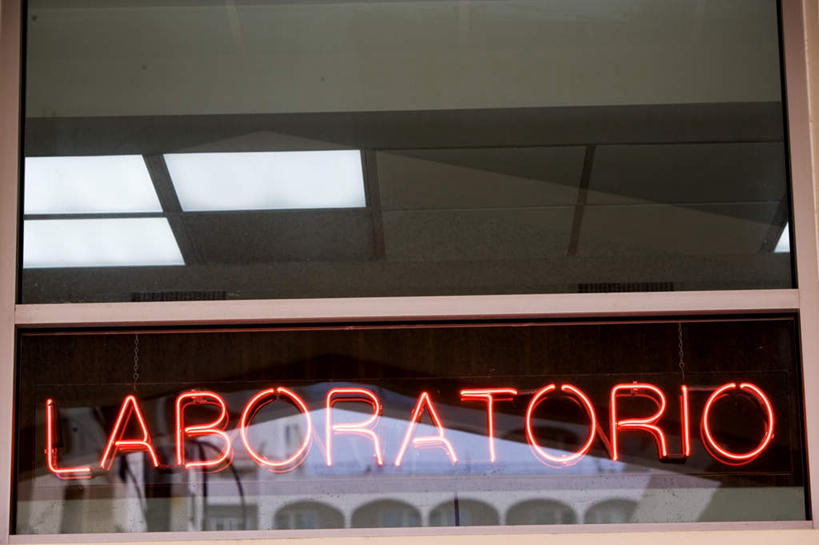 无人,横图,室外,白天,仰视,窗户,门,天花板,指示牌,玻璃,照明,阴影,光线,英文,标志,彩灯,文字,影子,字符,字母,墙,天窗,屋顶,灯光,顶棚,标识,玻璃窗,墙壁,墙面,玻璃制品,灯,灯具,门框,花灯,英文字母,照亮,照明设备,彩图,低角度拍摄