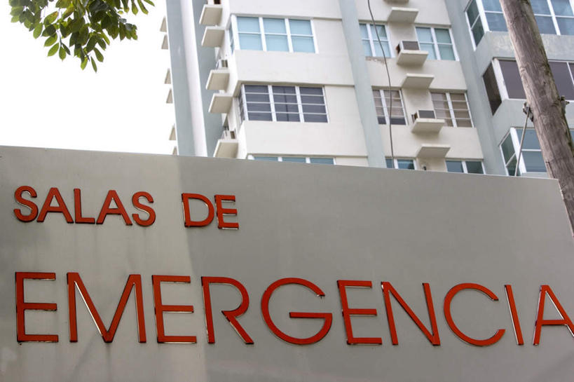 无人,高楼大厦,横图,室外,特写,白天,仰视,度假,美景,森林,树林,植物,城市风光,城市,大厦,建筑,摩天大楼,指示牌,叶子,英文,标志,文字,字符,字母,景观,绿叶,娱乐,标识,建设,树,树木,红色,绿色,自然,享受,休闲,嫩叶,景色,放松,生长,成长,英文字母,叶,叶片,彩图,低角度拍摄,大楼,高层建筑,高楼,摩天楼