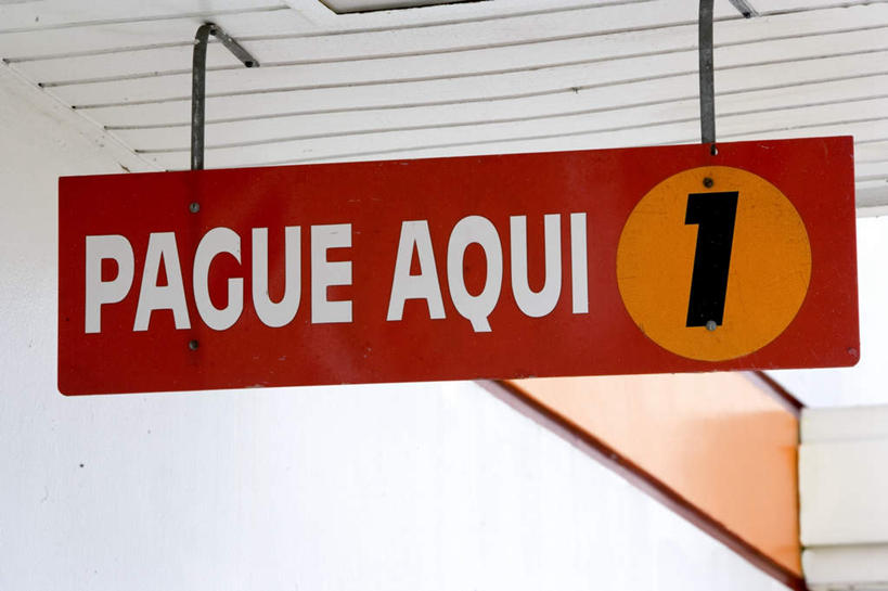 无人,横图,室外,特写,白天,正面,天花板,指示牌,静物,吊挂,悬挂,英文,标志,路标,数字,文字,字符,字母,墙,屋顶,挂,顶棚,标识,墙壁,墙面,红色,橙色,阿拉伯数字,英文字母,彩图