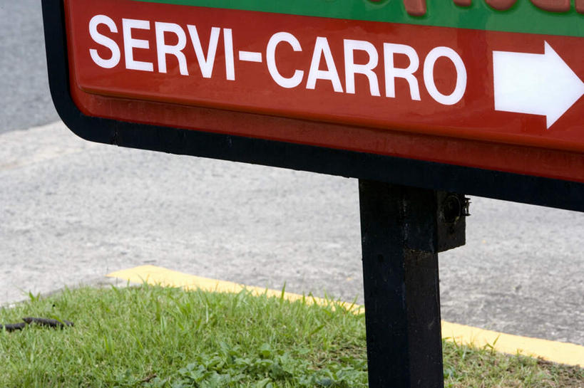 无人,横图,俯视,室外,特写,白天,草地,草坪,植物,道路,路,指示牌,公路,英文,标志,路标,文字,字符,字母,地面,交通,方向,标识,箭头,草,红色,绿色,白色,英文字母,指向,簇,马路,彩图,高角度拍摄