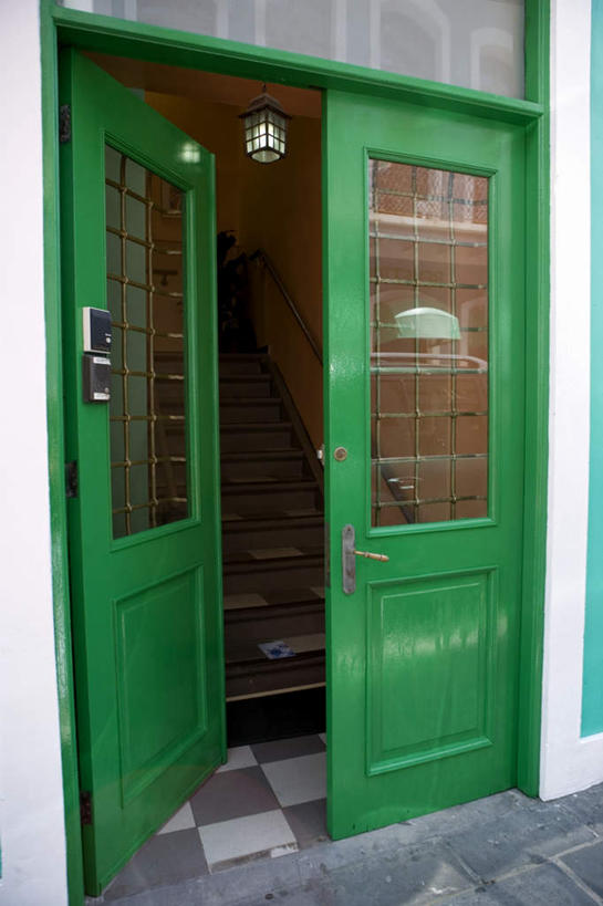 无人,家,竖图,俯视,室外,白天,旅游,度假,美景,楼梯,门,城市风光,城市,建筑,玻璃,照明,瓷砖,地砖,房屋,阶梯,墙,屋子,景观,公寓,灯光,地面,娱乐,建设,洋房,楼房,吊灯,墙壁,墙面,台阶,住宅,玻璃制品,灯,绿色,把手,门把手,灯具,门框,打开,享受,休闲,景色,放松,门把,照亮,开启,照明设备,拉手,彩图,高角度拍摄,房子