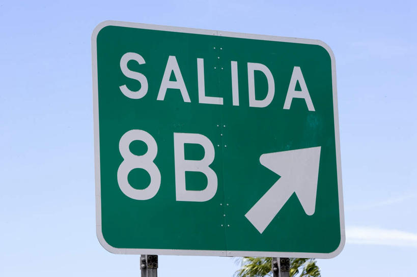 无人,横图,室外,特写,白天,仰视,植物,指示牌,叶子,英文,标志,路标,文字,字符,字母,云,云朵,绿叶,云彩,方向,标识,箭头,树,树木,蓝色,绿色,白色,白云,蓝天,天空,自然,天,嫩叶,生长,晴朗,成长,英文字母,指向,簇,叶,叶片,晴空,彩图,低角度拍摄