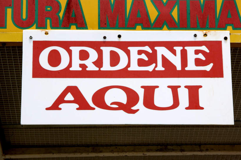 无人,横图,室外,特写,白天,仰视,指示牌,吊挂,悬挂,英文,标志,文字,字符,字母,墙,挂,标识,墙壁,墙面,红色,白色,英文字母,彩图,低角度拍摄