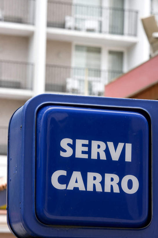 无人,家,栏杆,露台,竖图,室外,特写,白天,仰视,阳台,指示牌,英文,标志,路标,文字,字符,字母,房屋,屋子,围栏,方向,标识,护栏,楼房,箭头,住宅,蓝色,白色,英文字母,指向,簇,彩图,低角度拍摄,房子,露天阳台