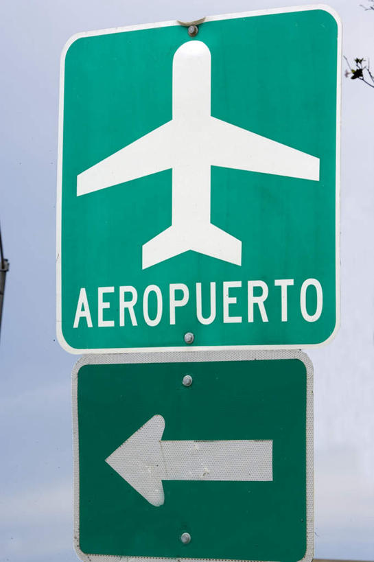 无人,机场,竖图,室外,特写,白天,正面,飞机,飞机场,指示牌,阴影,光线,英文,标志,符号,路标,图案,文字,影子,字符,字母,交通,方向,航空,标识,箭头,蓝色,蓝天,天空,阳光,交通工具,天,运输,英文字母,客机,指向,载具,簇,航空站,空港,彩图