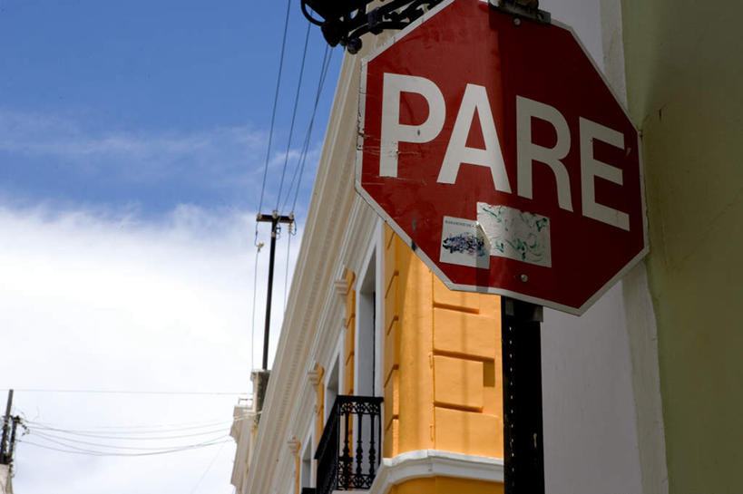 无人,家,横图,室外,白天,仰视,指示牌,阴影,电力,光线,英文,标志,电缆,电线,文字,线,影子,字符,字母,房屋,墙,屋子,云,云朵,电能,线路,云彩,标识,楼房,墙壁,墙面,住宅,红色,蓝色,白色,白云,蓝天,天空,阳光,天,晴朗,英文字母,电,电源,电源线,能量,晴空,彩图,低角度拍摄,房子