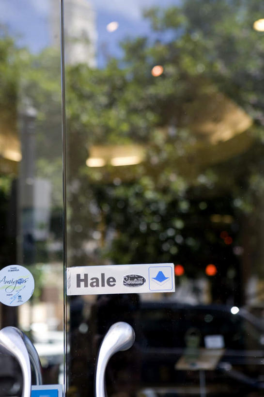 无人,竖图,室外,白天,正面,植物,门,玻璃,朦胧,模糊,英文,标志,文字,字符,字母,标识,玻璃制品,树,树木,蓝色,绿色,蓝天,天空,自然,把手,门把手,门框,天,生长,成长,英文字母,门把,拉手,彩图