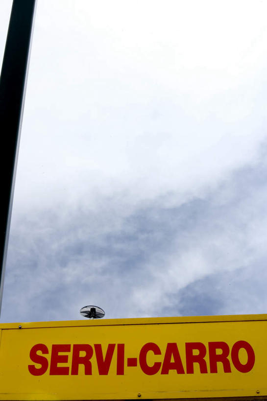 无人,竖图,室外,特写,白天,正面,英文,标志,文字,字符,字母,云,云朵,云彩,标识,蓝色,白云,蓝天,天空,天,晴朗,英文字母,晴空,彩图