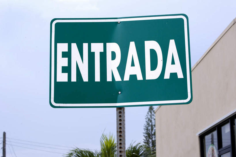 无人,家,横图,室外,特写,白天,仰视,植物,指示牌,英文,标志,电缆,路标,文字,字符,字母,房屋,屋子,云,云朵,云彩,方向,标识,楼房,箭头,住宅,树,树木,蓝色,绿色,白云,蓝天,天空,自然,天,生长,晴朗,成长,英文字母,指向,簇,晴空,彩图,低角度拍摄,房子