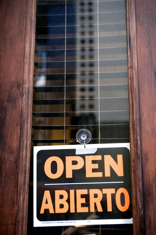 无人,竖图,室外,特写,白天,正面,门,指示牌,玻璃,吊挂,悬挂,阴影,朦胧,模糊,透明,光线,标志,文字,影子,挂,标识,玻璃制品,黑色,阳光,门框,橙色,彩图