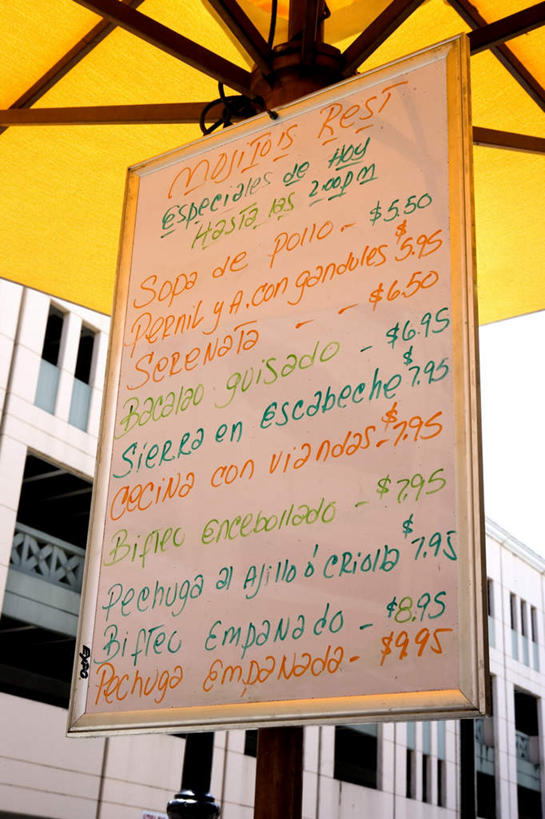 无人,高楼大厦,竖图,室外,白天,仰视,度假,美景,城市风光,城市,大厦,建筑,摩天大楼,英文,标志,伞,文字,雨伞,遮阳伞,字符,字母,景观,建筑群,娱乐,标识,阳伞,建设,享受,休闲,景色,放松,英文字母,彩图,低角度拍摄,大楼,高层建筑,高楼,摩天楼