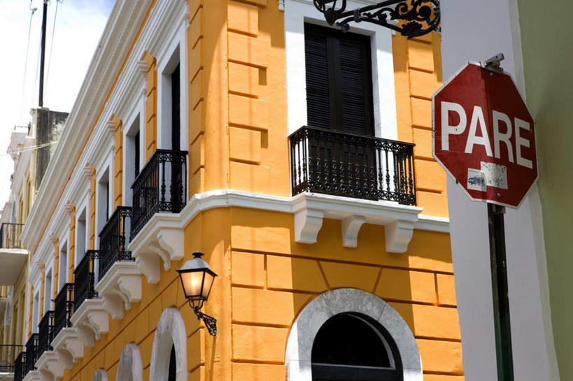 无人,高楼大厦,栏杆,露台,横图,室外,白天,仰视,度假,美景,阳台,城市风光,城市,大厦,建筑,摩天大楼,指示牌,照明,阴影,光线,壁灯,标志,文字,影子,景观,建筑群,围栏,灯光,娱乐,标识,建设,护栏,灯,阳光,灯具,享受,休闲,景色,放松,照亮,照明设备,彩图,低角度拍摄,大楼,高层建筑,高楼,露天阳台,摩天楼