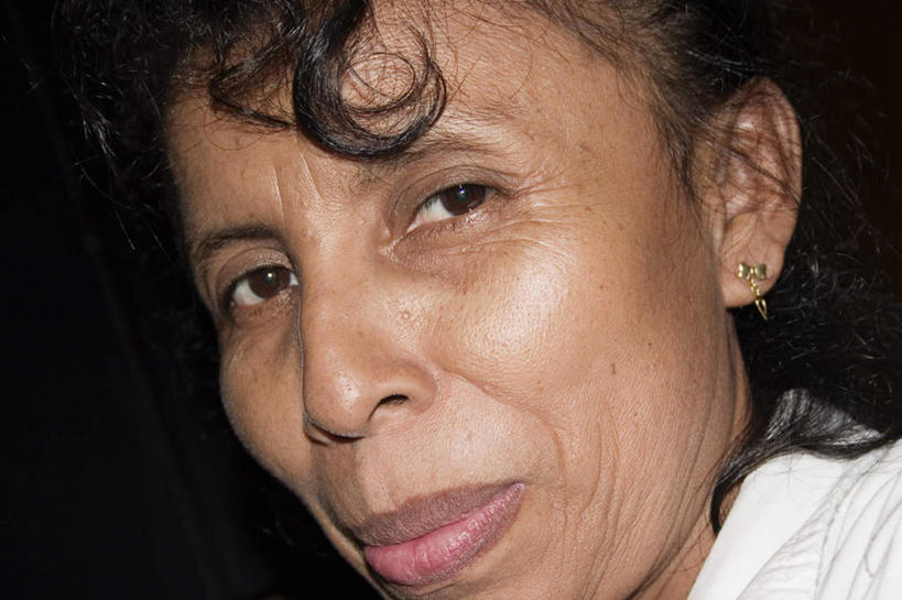 西方人,脸,头,脸颊,一个人,笑,微笑,横图,室内,特写,白天,正面,欧洲,非洲,黑人,欧洲人,仅一个女性,仅一个人,装饰,扭头,注视,耳环,观察,看,转头,仅一个老年女性,观看,华丽,修饰,点缀,察看,关注,衬托,美观,雅致,雅观,耳饰,老年女性,女人,女性,非洲人,头部,脸部,脸蛋,面部,半身,彩图