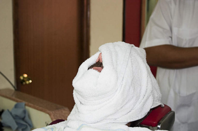 西方人,两个人,伙伴,朋友,站,躺,横图,俯视,室内,白天,友谊,安全,门,椅子,欧洲,非洲,黑人,欧洲人,墙,防护,墙壁,墙面,锁,毛巾,门框,站着,理发店,保护,保险,私密,保全,周全,安稳,安定,防盗,卧着,平安,友情,男人,男性,年轻男性,非洲人,躺着,卧,站立,半身,彩图,高角度拍摄