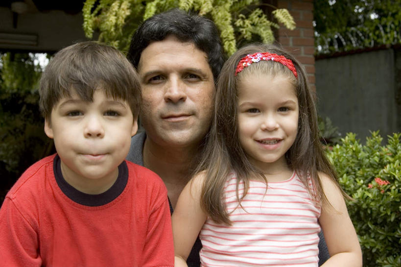 西方人,儿童,三个人,家庭,父亲,女儿,儿子,蹲,笑,微笑,露齿笑,横图,室外,白天,正面,纯洁,植物,欧洲,欧洲人,装饰,墙,注视,墙壁,墙面,树,树木,小孩,绿色,自然,发箍,发饰,饰品,观察,看,温暖,温馨,父女,父子,一家人,父爱,可爱,童年,童趣,生长,成长,头箍,观看,和睦,察看,关注,发卡,童真,烂漫,无邪,配饰,天真,男孩,男人,男性,年轻男性,女孩,女人,女性,白种人,孩子,年轻人,蹲着,半身,彩图,融洽,男生,女生