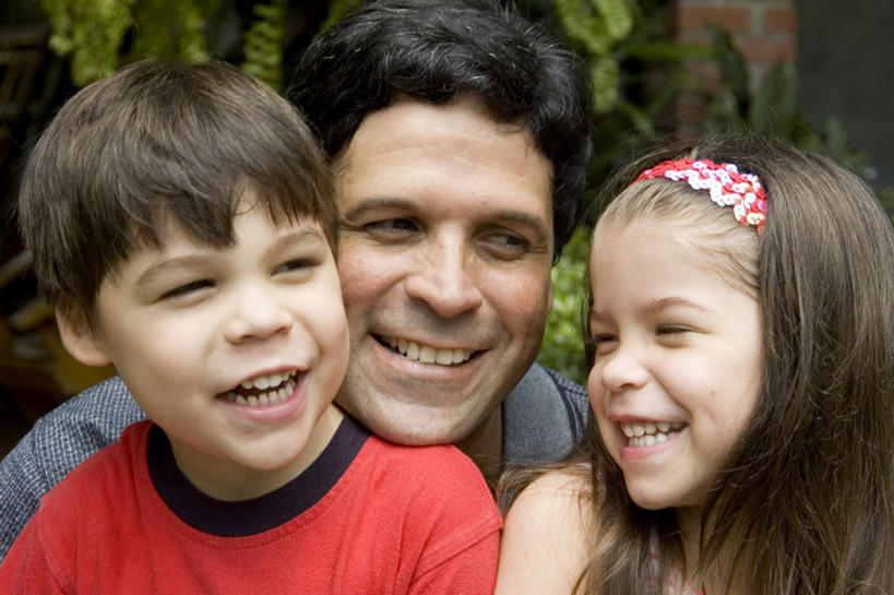 西方人,儿童,三个人,家庭,父亲,女儿,儿子,蹲,笑,微笑,露齿笑,横图,室外,白天,正面,纯洁,植物,欧洲,欧洲人,装饰,墙,扭头,注视,墙壁,墙面,树,树木,小孩,绿色,自然,发箍,发饰,饰品,观察,看,转头,温暖,温馨,父女,父子,一家人,父爱,可爱,童年,童趣,生长,成长,头箍,观看,和睦,察看,关注,发卡,童真,烂漫,无邪,配饰,天真,男孩,男人,男性,年轻男性,女孩,女人,女性,白种人,孩子,年轻人,蹲着,半身,彩图,融洽,男生,女生