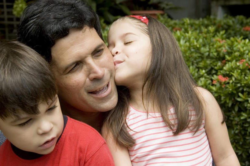 西方人,儿童,三个人,家庭,父亲,女儿,儿子,蹲,笑,吻,微笑,露齿笑,横图,室外,白天,正面,纯洁,植物,欧洲,欧洲人,装饰,墙,扭头,注视,墙壁,墙面,树,树木,小孩,绿色,自然,发箍,发饰,饰品,观察,看,转头,温暖,温馨,父女,父子,一家人,父爱,可爱,童年,童趣,生长,成长,头箍,观看,和睦,察看,关注,发卡,童真,烂漫,无邪,配饰,天真,男孩,男人,男性,年轻男性,女孩,女人,女性,白种人,孩子,年轻人,蹲着,亲,亲吻,半身,彩图,融洽,男生,女生