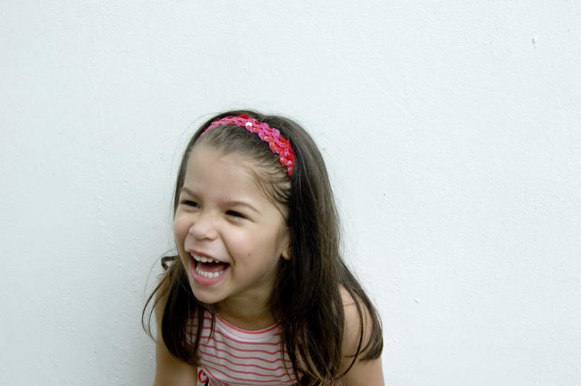 西方人,儿童,脸,头,脸颊,一个人,站,笑,微笑,露齿笑,横图,室内,白天,白色背景,正面,纯洁,欧洲,欧洲人,仅一个女性,仅一个人,弯腰,装饰,小孩,发箍,发饰,饰品,站着,仅一个小孩,可爱,童年,童趣,摄影,影棚,头箍,发卡,童真,烂漫,无邪,配饰,弯身,天真,女孩,女人,女性,白种人,孩子,头部,脸部,脸蛋,面部,站立,半身,彩图,影棚拍摄,拍摄,女生