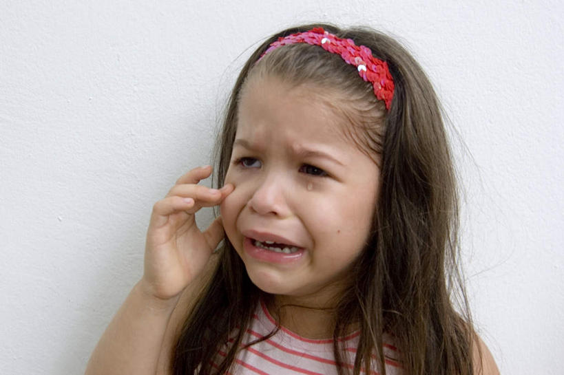 西方人,儿童,脸,头,脸颊,一个人,站,摸,哭,横图,室内,白天,白色背景,正面,纯洁,欧洲,欧洲人,仅一个女性,仅一个人,抚摸,装饰,注视,小孩,发箍,发饰,饰品,观察,看,站着,仅一个小孩,可爱,童年,童趣,抬手,摄影,影棚,头箍,观看,察看,关注,发卡,童真,烂漫,无邪,配饰,天真,女孩,女人,女性,白种人,孩子,头部,脸部,脸蛋,面部,触摸,接触,站立,半身,彩图,影棚拍摄,哭泣,哭啼,拍摄,女生