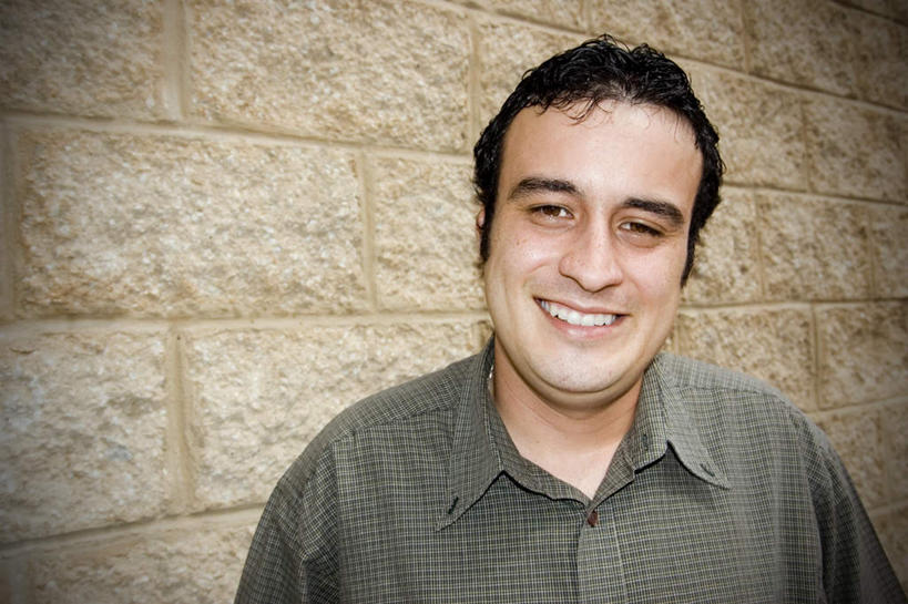 西方人,脸,头,脸颊,一个人,站,笑,微笑,露齿笑,横图,室内,白天,正面,衬衫,欧洲,欧洲人,仅一个男性,仅一个人,阴影,光线,影子,墙,棕色,注视,墙壁,墙面,仅一个年轻男性,阳光,观察,看,站着,观看,察看,关注,男人,男性,年轻男性,白种人,头部,脸部,脸蛋,面部,站立,半身,彩图,衬衣