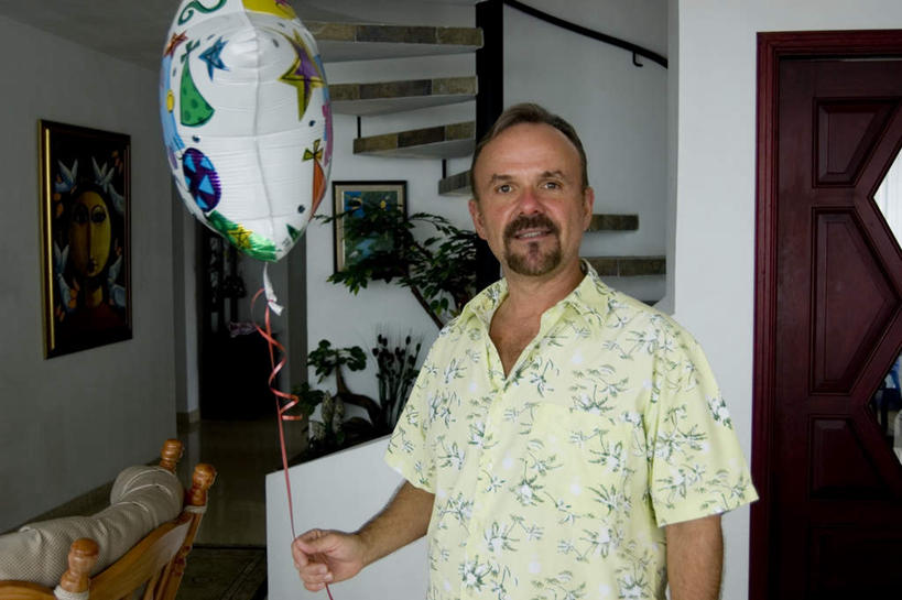 西方人,一个人,客厅,站,笑,微笑,露齿笑,横图,室内,白天,正面,楼梯,门,椅子,相框,欧洲,欧洲人,仅一个男性,仅一个人,仅一个中年男性,握,装饰,瓷砖,地砖,塑料,阶梯,木椅,墙,地面,拿,拿着,注视,墙壁,墙面,台阶,气球,塑料制品,垫子,门框,观察,看,站着,橡胶,握着,观看,华丽,修饰,点缀,察看,起居室,关注,橡胶制品,衬托,美观,雅致,雅观,男人,男性,中年男性,白种人,站立,半身,彩图