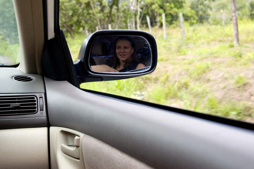 西方人,一个人,无人,坐,笑,微笑,露齿笑,横图,室外,白天,正面,安全,草地,植物,镜子,汽车,欧洲,欧洲人,仅一个年轻女性,仅一个女性,仅一个人,反射,注视,车,草,树,树木,绿色,自然,交通工具,轿车,观察,看,后视镜,生长,成长,观看,镜像,察看,生命,镜面,关注,载具,光学,侧视镜,年轻女性,女人,女性,白种人,坐着,半身,彩图