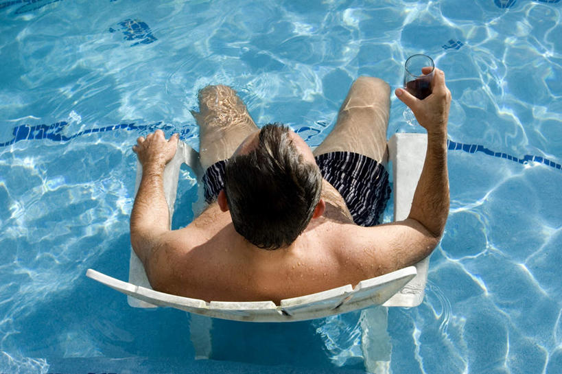 西方人,一个人,体育馆,游泳池,坐,横图,俯视,室外,白天,水,杯子,椅子,欧洲,欧洲人,仅一个男性,仅一个人,握,高脚杯,塑料,水池,水面,红酒杯,拿,拿着,注视,泳池,玻璃制品,仅一个年轻男性,酒杯,塑料制品,观察,看,握着,观看,察看,游泳馆,关注,男人,男性,年轻男性,白种人,玻璃杯,坐着,彩图,高角度拍摄,全身