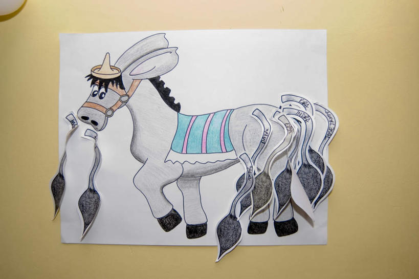 无人,站,横图,插画,室内,白天,正面,数码,科技,许多,阴影,艺术,散落,网络,尾巴,墙,高光,几何,计算机图形,合成,图画,注视,文化,墙壁,墙面,画,一只,动物,观察,看,站着,家畜,运输,牲畜,观看,美术,电脑合成图,数码合成图,察看,关注,驴,漫画,写实,具体,具象,拼贴画,驴子,站立,彩图