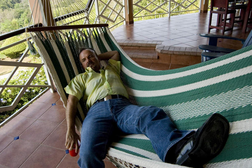 西方人,一个人,栏杆,躺,横图,俯视,室内,白天,草地,植物,餐桌,吊床,桌子,杯子,椅子,欧洲,欧洲人,仅一个男性,仅一个人,握,瓷砖,地砖,塑料,木椅,围栏,地面,拿,拿着,扭头,注视,护栏,草,树,树木,仅一个年轻男性,绿色,自然,塑料制品,观察,看,转头,握着,生长,成长,餐台,观看,塑料杯,察看,关注,卧着,男人,男性,年轻男性,白种人,躺着,卧,半身,彩图,高角度拍摄