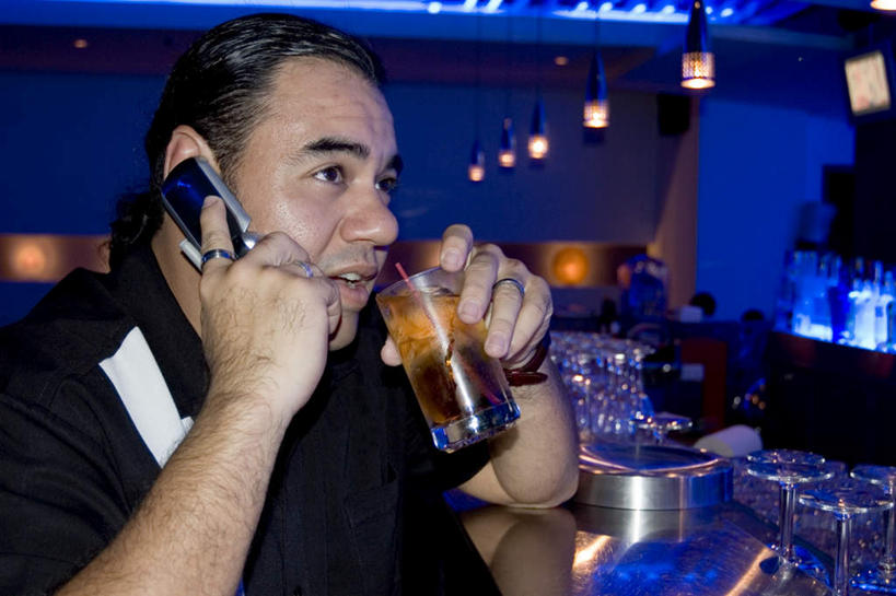 啤酒,西方人,一个人,酒吧,坐,说,打电话,竖图,俯视,室内,白天,爱情,讨论,杯子,电话,手机,照明,欧洲,非洲,黑人,欧洲人,仅一个男性,仅一个人,握,时间,时钟,手表,塑料,墙,灯光,酒类,浪漫,拿,计时,拿着,注视,通讯设备,吊灯,墙壁,墙面,玻璃制品,灯,酒,装饰品,饮料,仅一个年轻男性,戒指,饰品,首饰,水杯,塑料制品,吸管,灯具,钟表,观察,看,表,恩爱,握着,观看,腕表,信物,照亮,察看,空心,权利,照明设备,关注,饮管,手饰,交流,男人,男性,年轻男性,非洲人,玻璃杯,钟,沟通,讲话,交谈,商讨,说话,谈话,通话,坐着,半身,彩图,高角度拍摄,酒吧间,酒馆,圆柱状