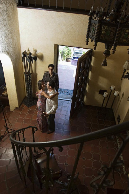 西方人,三个人,伙伴,朋友,客厅,栏杆,站,抱,笑,说,微笑,露齿笑,竖图,俯视,室内,白天,讨论,友谊,树林,植物,楼梯,门,蜡烛,椅子,照明,欧洲,欧洲人,阴影,光线,瓷砖,地砖,扶手,火焰,影子,烛光,阶梯,木椅,墙,灯光,地面,燃烧,护栏,吊灯,墙壁,墙面,台阶,灯,树,树木,绿色,阳光,自然,把手,门把手,灯具,门框,点燃,站着,生长,成长,抱着,门把,照亮,起居室,搂着,照明设备,交流,友情,男人,男性,年轻男性,年轻女性,女人,女性,白种人,沟通,怀抱,讲话,交谈,拉手,搂,搂抱,商讨,说话,谈话,相抱,拥抱,站立,彩图,高角度拍摄,全身