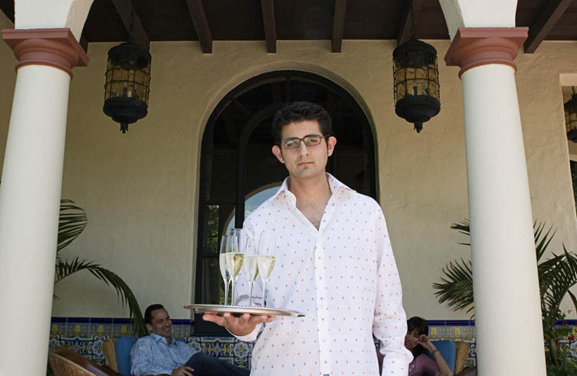 啤酒,西方人,三个人,伙伴,朋友,餐厅,站,坐,笑,说,微笑,露齿笑,横图,室外,白天,正面,讨论,友谊,植物,窗户,杯子,椅子,托盘,照明,欧洲,欧洲人,一副,握,阴影,光线,壁灯,高脚杯,盆栽,眼镜,影子,柱子,墙,灯光,盆景,红酒杯,酒类,拿,拿着,注视,玻璃窗,墙壁,墙面,玻璃制品,灯,酒,饮料,绿色,阳光,自然,酒杯,首饰,灯具,观察,看,站着,握着,生长,成长,观看,照亮,察看,照明设备,关注,近视眼镜,金饰,交流,友情,男人,男性,年轻男性,年轻女性,女人,女性,白种人,玻璃杯,沟通,讲话,交谈,商讨,说话,谈话,站立,坐着,半身,彩图,餐馆,饭店,饭馆