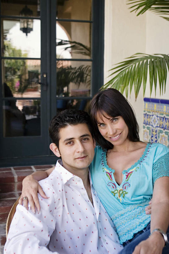 西方人,两个人,家庭,夫妻,伙伴,朋友,餐厅,坐,抱,笑,微笑,露齿笑,竖图,室外,白天,正面,爱情,友谊,植物,窗户,门,椅子,照明,欧洲,欧洲人,阴影,时间,光线,瓷砖,地砖,盆栽,时钟,手表,影子,木椅,墙,灯光,盆景,地面,浪漫,计时,注视,吊灯,玻璃窗,墙壁,墙面,灯,装饰品,树,树木,绿色,阳光,自然,戒指,饰品,首饰,灯具,门框,钟表,观察,看,温暖,温馨,一家人,表,恩爱,恋人,生长,成长,抱着,观看,腕表,信物,照亮,和睦,察看,搂着,权利,照明设备,关注,手饰,友情,男人,男性,年轻男性,年轻女性,女人,女性,白种人,年轻人,夫妇,情侣,钟,怀抱,搂,搂抱,相抱,拥抱,坐着,半身,彩图,餐馆,饭店,饭馆,伴侣,融洽