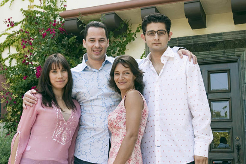 西方人,四个人,伙伴,朋友,家,站,抱,笑,微笑,露齿笑,横图,室外,白天,仰视,旅游,度假,友谊,草地,美景,植物,门,城市风光,标志建筑,城市,地标,建筑,玻璃,欧洲,欧洲人,一副,盛开,眼镜,房屋,墙,屋子,景观,公寓,花蕾,注视,娱乐,建设,洋房,楼房,墙壁,墙面,住宅,玻璃制品,草,花,花瓣,花朵,鲜花,树,树木,红色,绿色,自然,门框,花苞,花蕊,观察,看,站着,享受,休闲,景色,放松,生长,成长,抱着,观看,察看,搂着,关注,近视眼镜,友情,男人,男性,年轻男性,年轻女性,女人,女性,白种人,搂,搂抱,站立,半身,彩图,低角度拍摄,房子