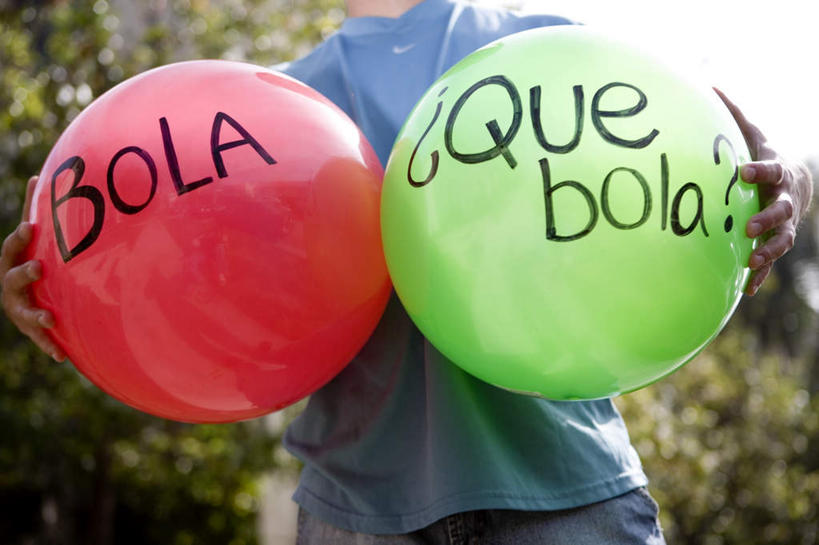 西方人,一个人,站,横图,室外,白天,仰视,树林,植物,欧洲,欧洲人,仅一个男性,仅一个人,握,阴影,光线,影子,拿,拿着,球,树,树木,仅一个年轻男性,两个,红色,绿色,阳光,自然,站着,握着,生长,成长,男人,男性,年轻男性,白种人,站立,半身,彩图,低角度拍摄