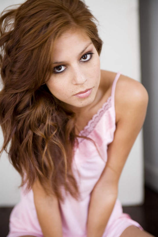 西方人,脸,头,脸颊,头发,一个人,客厅,坐,竖图,室内,特写,白天,正面,裙子,爱情,幸福,地板,欧洲,欧洲人,仅一个年轻女性,仅一个女性,仅一个人,连衣裙,睡衣,墙,粉红色,棕色,粉红,地面,浪漫,扭头,注视,木地板,墙壁,墙面,粉色,观察,看,转头,健康,可爱,活泼,观看,青春,吊带裙,满足,甜美,察看,起居室,关注,时髦,温柔,纯真,年轻女性,女人,女性,白种人,头部,长发,卷发,脸部,脸蛋,面部,坐着,半身,彩图