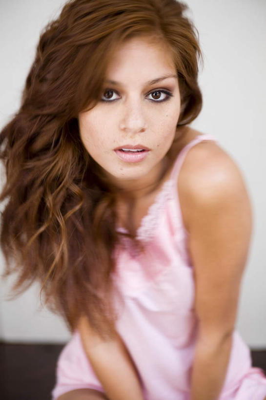 西方人,脸,头,脸颊,头发,一个人,客厅,坐,竖图,室内,特写,白天,正面,裙子,爱情,幸福,地板,欧洲,欧洲人,仅一个年轻女性,仅一个女性,仅一个人,连衣裙,睡衣,墙,粉红色,棕色,粉红,地面,浪漫,扭头,注视,木地板,墙壁,墙面,粉色,观察,看,转头,健康,可爱,活泼,观看,青春,吊带裙,满足,甜美,察看,起居室,关注,时髦,温柔,纯真,年轻女性,女人,女性,白种人,头部,长发,卷发,脸部,脸蛋,面部,坐着,半身,彩图