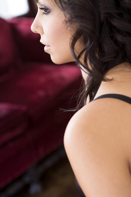 西方人,一个人,客厅,笑,微笑,露齿笑,竖图,俯视,室内,白天,性感,地板,沙发,欧洲,欧洲人,仅一个年轻女性,仅一个女性,仅一个人,阴影,内衣,光线,影子,地面,注视,木地板,红色,黑色,阳光,观察,看,胸罩,文胸,诱惑,观看,察看,起居室,关注,布艺沙发,乳罩,胸衣,年轻女性,女人,女性,白种人,长发,卷发,半身,彩图,高角度拍摄