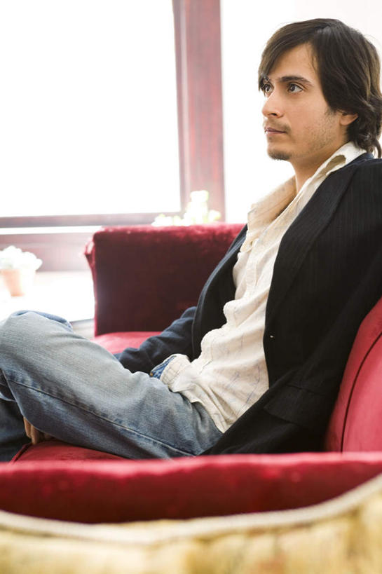 西方人,一个人,客厅,坐,竖图,室内,白天,侧面,窗户,沙发,欧洲,欧洲人,仅一个男性,仅一个人,阴影,光线,影子,注视,玻璃窗,仅一个年轻男性,红色,阳光,观察,看,观看,察看,起居室,关注,布艺沙发,男人,男性,年轻男性,白种人,坐着,半身,彩图