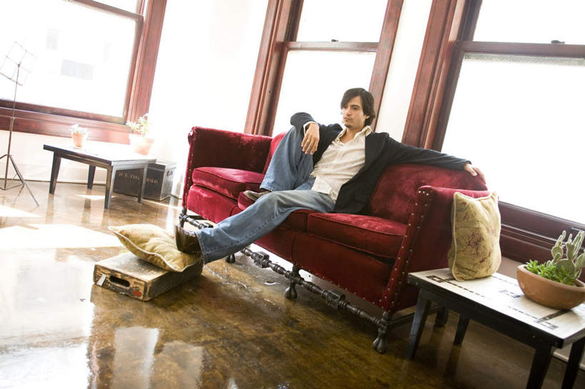 西方人,一个人,客厅,坐,横图,室内,白天,仰视,衬衫,植物,窗户,地板,靠垫,沙发,桌子,欧洲,欧洲人,仅一个男性,仅一个人,阴影,光线,盆栽,影子,墙,靠枕,盆景,地面,注视,踩,木地板,玻璃窗,墙壁,墙面,仅一个年轻男性,绿色,白色,阳光,自然,抱枕,枕头,踩着,观察,看,靠,靠着,生长,成长,观看,察看,起居室,关注,布艺沙发,男人,男性,年轻男性,白种人,坐着,彩图,低角度拍摄,全身,衬衣