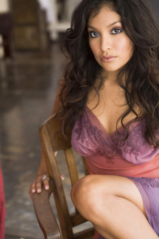 西方人,脸,头,脸颊,一个人,客厅,坐,竖图,室内,白天,正面,裙子,爱情,性感,椅子,欧洲,欧洲人,仅一个年轻女性,仅一个女性,仅一个人,连衣裙,睡衣,朦胧,模糊,瓷砖,地砖,木椅,地面,浪漫,注视,装饰品,戒指,饰品,首饰,嘟嘴,观察,看,撅嘴,恩爱,诱惑,观看,吊带裙,信物,察看,起居室,权利,关注,手饰,寝衣,年轻女性,女人,女性,白种人,头部,脸部,脸蛋,面部,坐着,半身,彩图