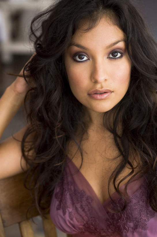 西方人,脸,头,脸颊,头发,一个人,坐,举,竖图,室内,特写,白天,正面,裙子,性感,椅子,欧洲,欧洲人,仅一个年轻女性,仅一个女性,仅一个人,连衣裙,朦胧,模糊,木椅,注视,黑色,观察,看,托,诱惑,观看,吊带裙,察看,关注,年轻女性,女人,女性,白种人,头部,脸部,脸蛋,面部,举起,举手,举着,向上举,向上伸,向上托,坐着,半身,彩图