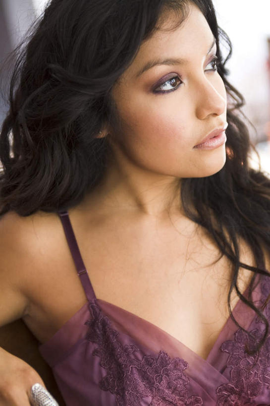 西方人,一个人,坐,竖图,室内,特写,白天,正面,裙子,爱情,性感,椅子,欧洲,欧洲人,仅一个年轻女性,仅一个女性,仅一个人,连衣裙,装饰,木椅,浪漫,扭头,注视,装饰品,耳环,戒指,饰品,首饰,观察,看,转头,恩爱,诱惑,观看,吊带裙,华丽,修饰,信物,点缀,察看,权利,关注,衬托,美观,雅致,雅观,手饰,耳饰,年轻女性,女人,女性,白种人,坐着,半身,彩图