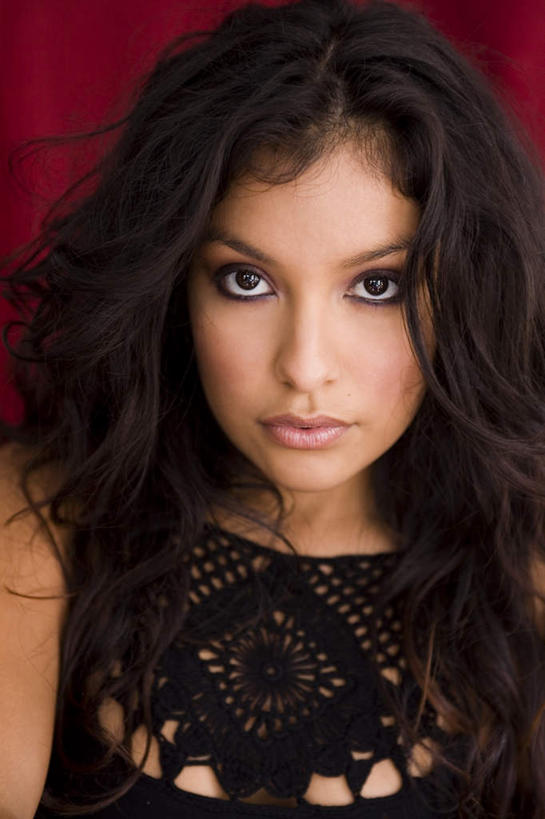 西方人,脸,头,脸颊,头发,一个人,坐,竖图,室内,特写,白天,正面,欧洲,欧洲人,仅一个年轻女性,仅一个女性,仅一个人,红色背景,注视,黑色,观察,看,摄影,影棚,观看,察看,关注,年轻女性,女人,女性,白种人,头部,脸部,脸蛋,面部,坐着,半身,彩图,影棚拍摄,拍摄