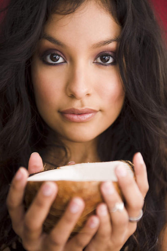 西方人,脸,头,脸颊,头发,一个人,坐,竖图,室内,特写,白天,正面,爱情,椰子,欧洲,欧洲人,仅一个年轻女性,仅一个女性,仅一个人,握,红色背景,浪漫,拿,拿着,注视,装饰品,黑色,戒指,饰品,首饰,观察,看,恩爱,握着,摄影,影棚,观看,信物,察看,权利,关注,手饰,大椰,胥余,椰瓢,越王头,年轻女性,女人,女性,白种人,头部,脸部,脸蛋,面部,坐着,半身,彩图,影棚拍摄,拍摄