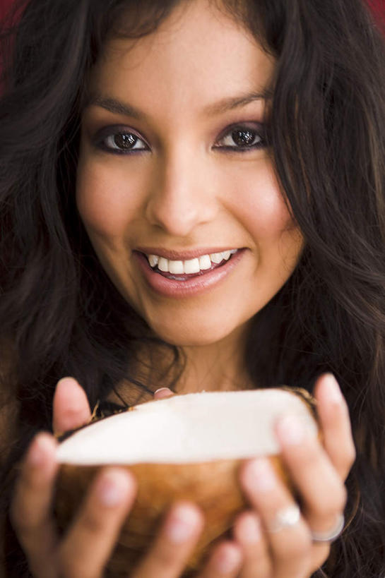 西方人,脸,头,脸颊,头发,一个人,坐,竖图,室内,特写,白天,正面,爱情,椰子,欧洲,欧洲人,仅一个年轻女性,仅一个女性,仅一个人,红色背景,浪漫,注视,装饰品,黑色,戒指,饰品,首饰,观察,看,恩爱,摄影,影棚,观看,信物,察看,权利,关注,手饰,大椰,胥余,椰瓢,越王头,年轻女性,女人,女性,白种人,头部,脸部,脸蛋,面部,坐着,半身,彩图,影棚拍摄,拍摄